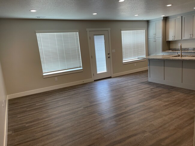 Sala de estar/cocina - 4067 S 2800 W