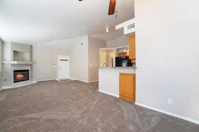 Foto del edificio - **Elegant Upstairs Condo in Tranquil Hende...