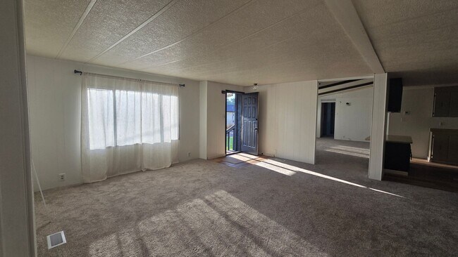 Foto del edificio - Welcome to this 3-bedroom, 2-bathroom home...