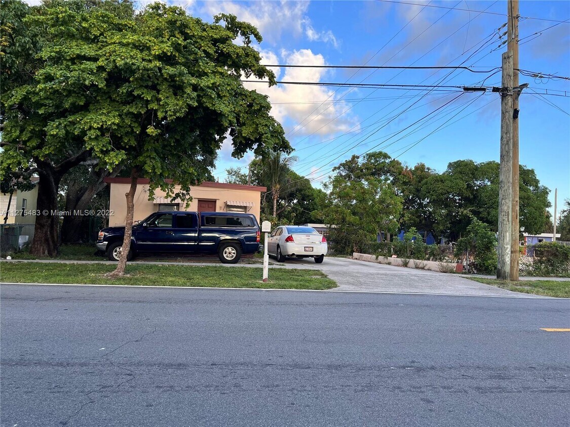 414 Phippen Waiters Rd Unit BU, Dania Beach, FL 33004 Room for Rent