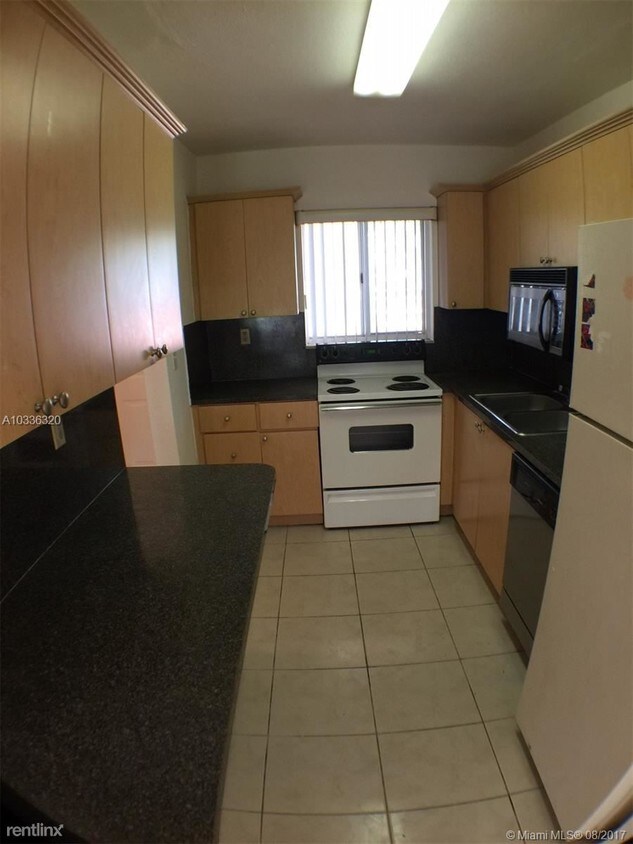 Foto principal - 980 NE 170th St