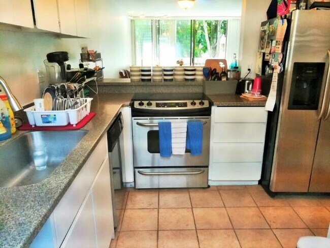 Foto del edificio - 2 BEDROOM 1 BATH 1ST FLOOR TOWNHOME WITH A...