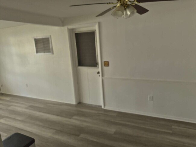 Building Photo - 2-Bed Home in Holiday, FL"
