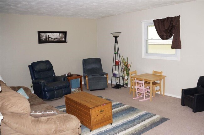 Building Photo - Main floor unit available in Bellevue