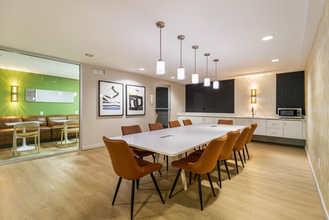 Espacio de coworking y sala wifi con cocina americana - The Galleria