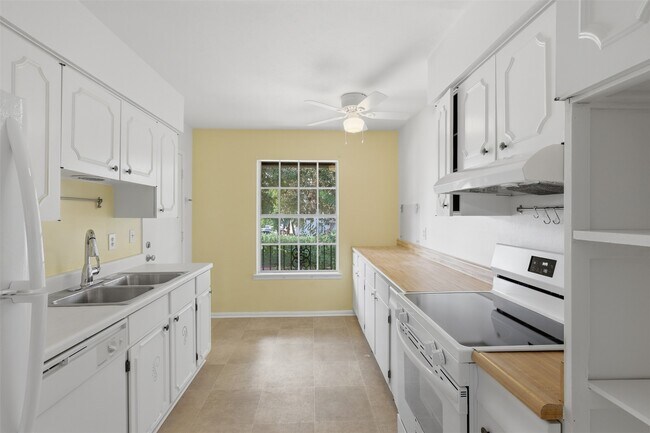Building Photo - 7600 Burgoyne Rd