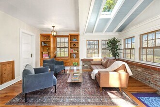 Building Photo - 833 Rush Dr