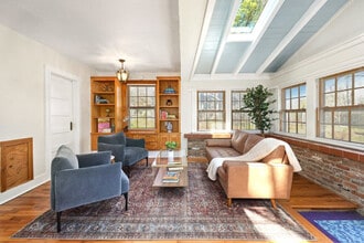 Building Photo - 833 Rush Dr