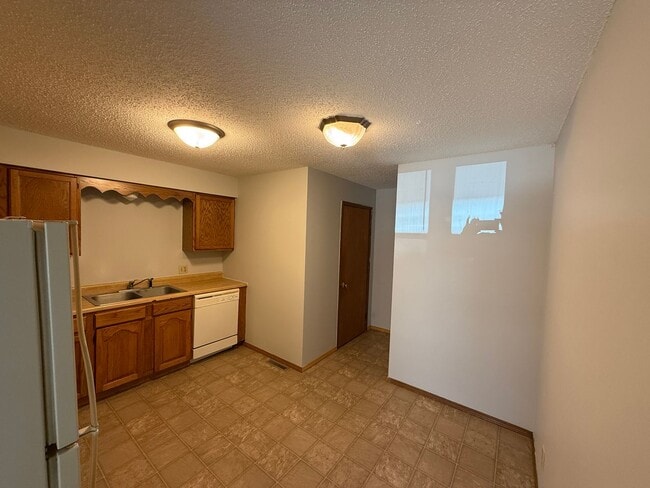 Building Photo - Refreshed 2-Bedroom Duplex in the Heart of...