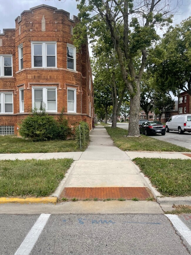 Building Photo - 8422 S Cregier Ave