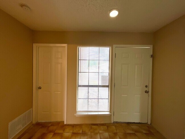 Foto del edificio - **APPLICATION RECEIVED** Available Now! 3 Bedroom / 2 Bath Home Near Randolph AFB!