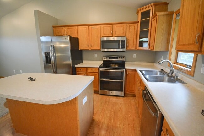 Building Photo - Bamber Ridge 4br home with fenced yard!