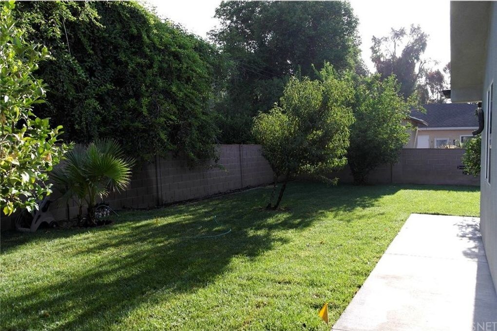 13947 sylvan st los angeles ca building photo