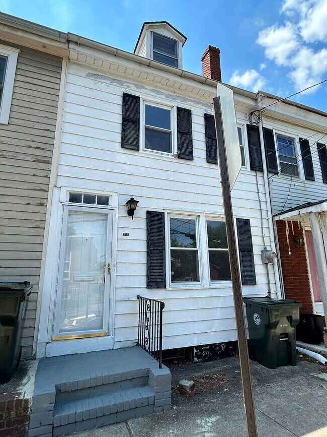 Building Photo - 4 bed 1 bath with C/O