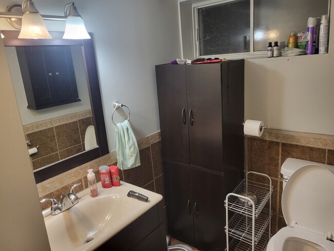 shared bathroom - 100 Eldomar Av