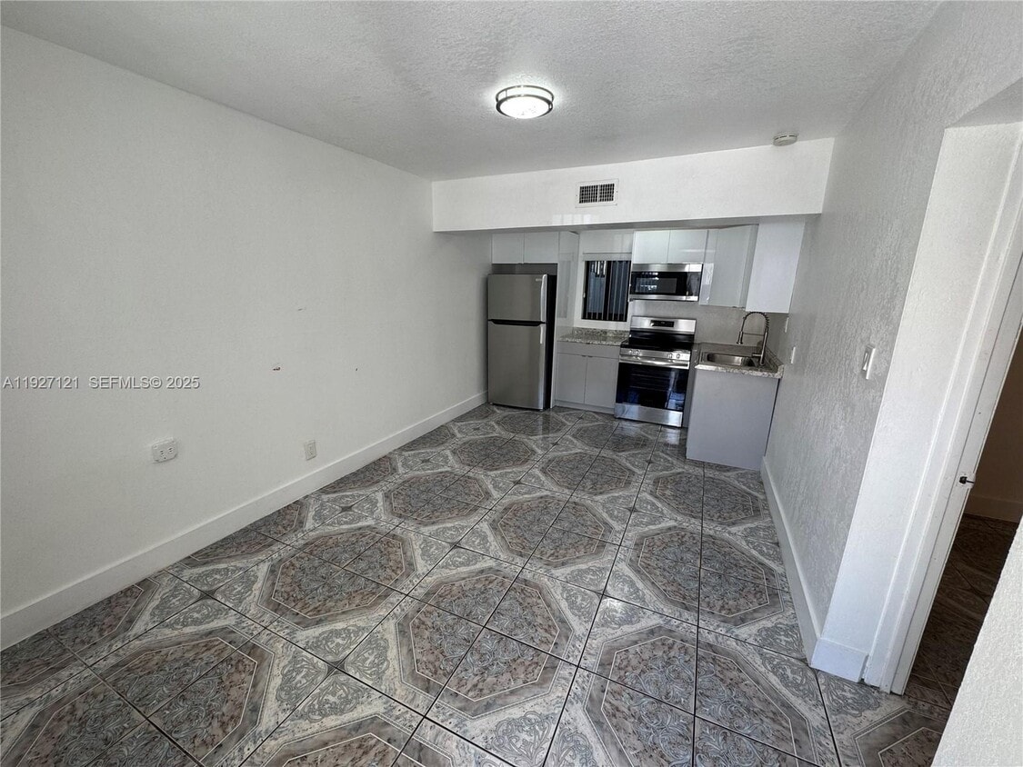 Foto principal - 169 NE 50th St