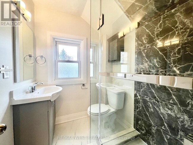 Building Photo - 4 Sutherland Ave