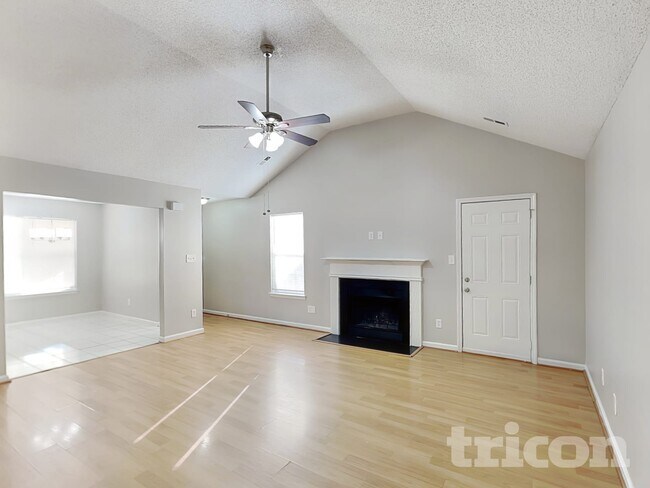 Foto del edificio - 5000 Poplar Glen Dr