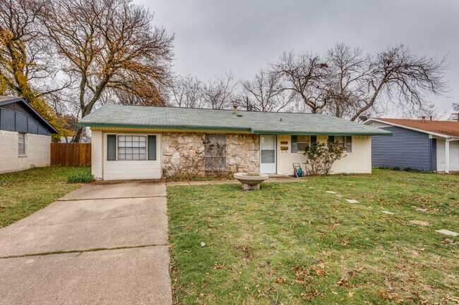 Foto del edificio - 204 N Bowser Rd