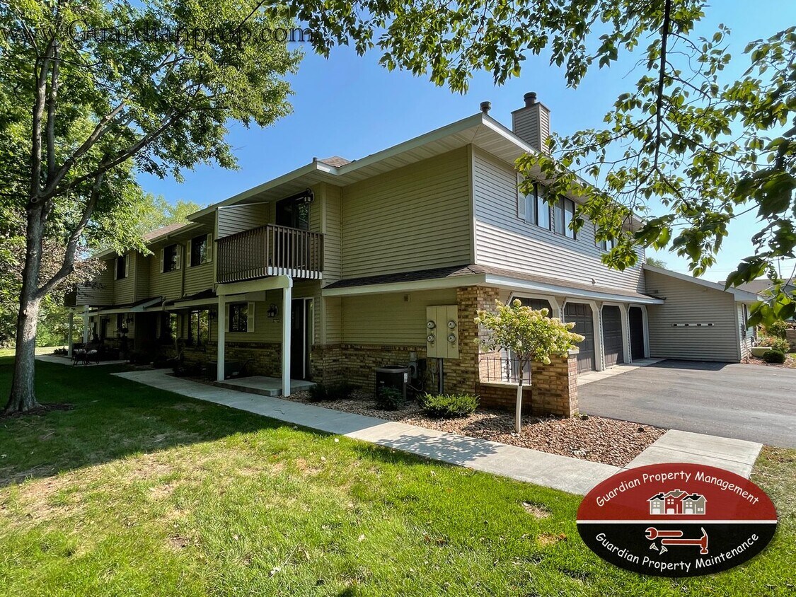 Primary Photo - End Unit Town Home, All New Carpet, Balcon...