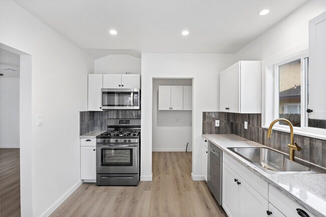 Building Photo - 1823 3rd St
