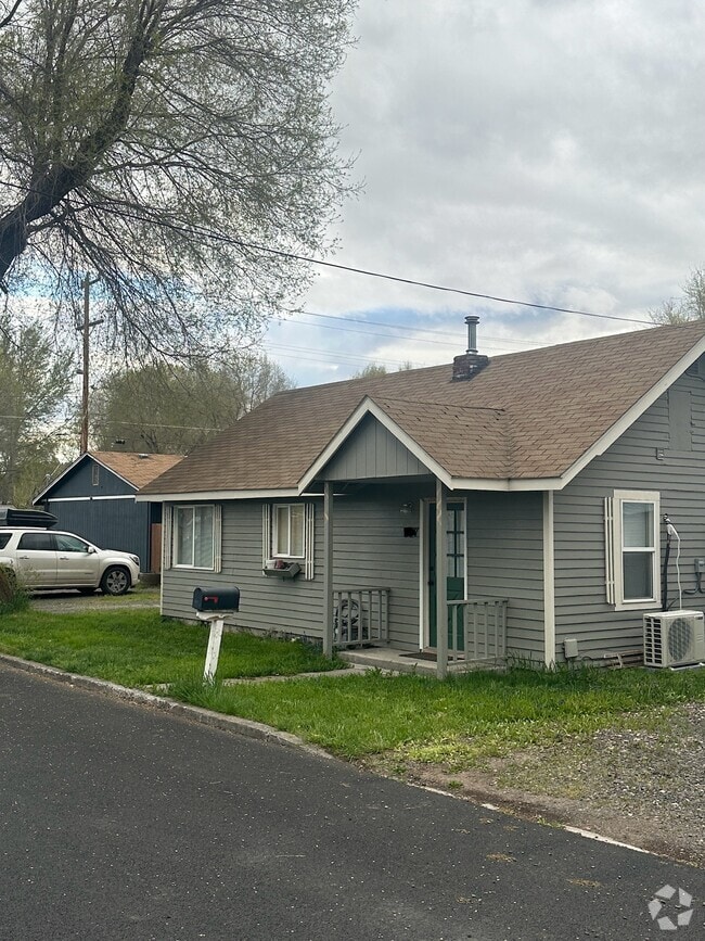 Exterior - 707 NE Holly St