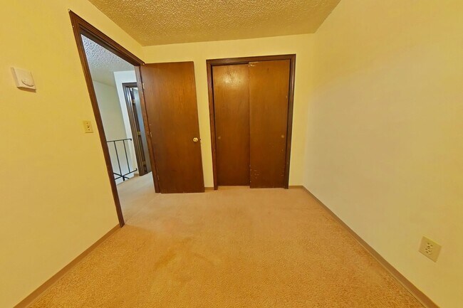 Building Photo - 2 Bedroom 4-Plex ~ South Corvallis ~ Small...