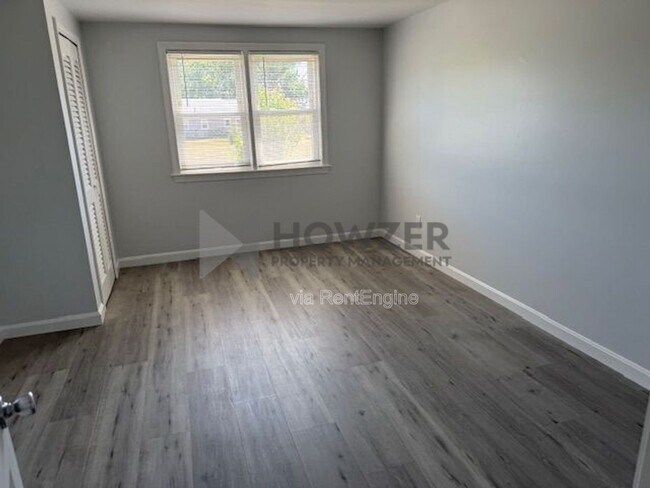 Building Photo - 325 Oak Neck Rd