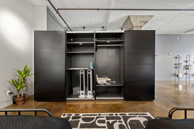 Building Photo - 10303-10107 107 St NW