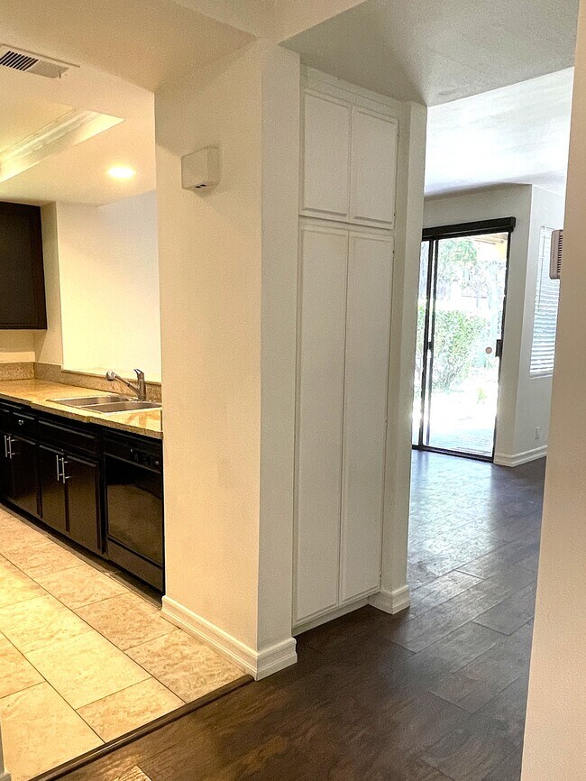 Foto del edificio - 16211 Downey Ave