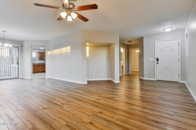 Foto del edificio - 3117 E Harrison St
