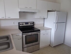 Building Photo - 4831 Via Palm Lakes