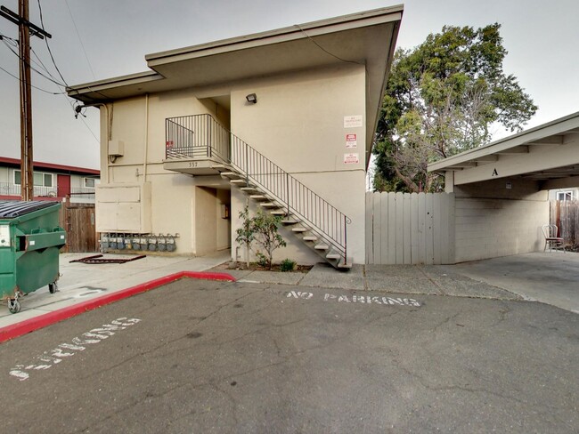 Building Photo - One Bedroom Apartment in Hayward Available...