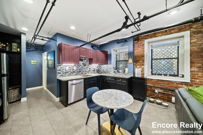 Building Photo - 1038 Beacon St