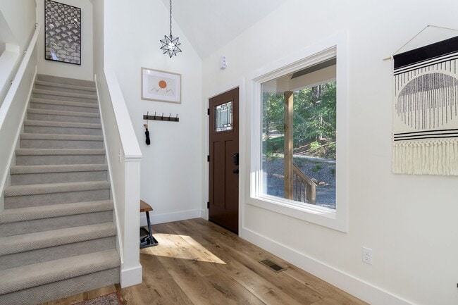 Building Photo - Candler Rental!