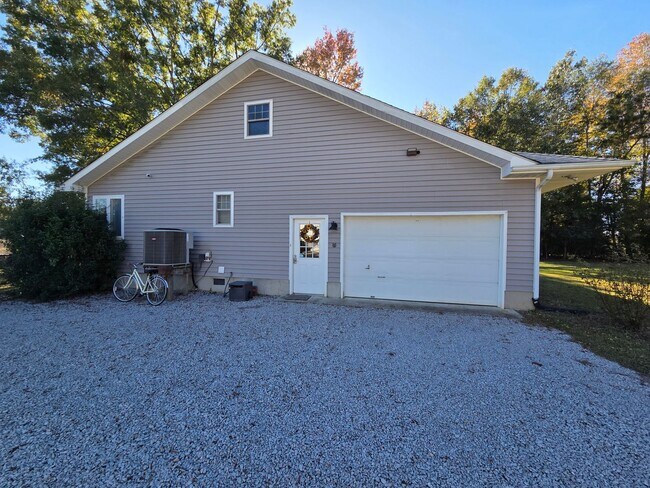 Building Photo - Beautiful 3 bedroom, 2 bath house with one car garage, located on Cummins Creek