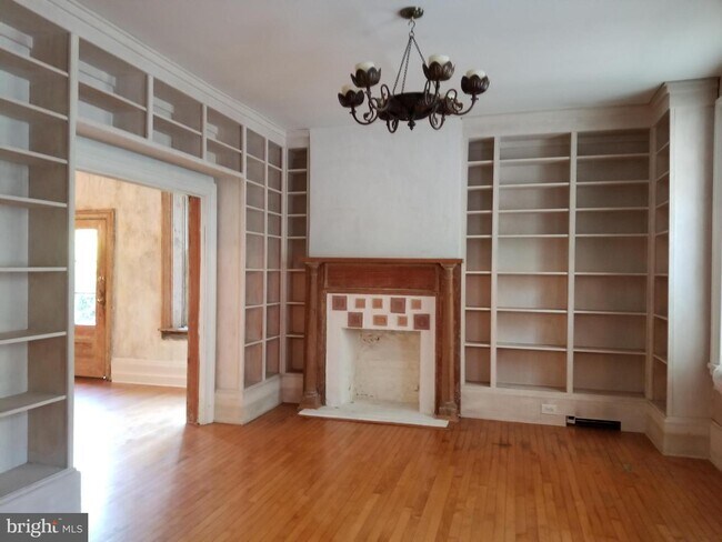 Building Photo - 211 E High St