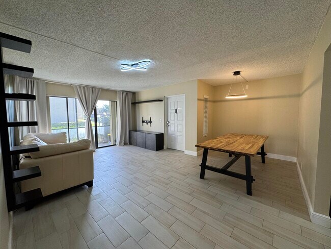 Building Photo - 724 Sunny Pine Way