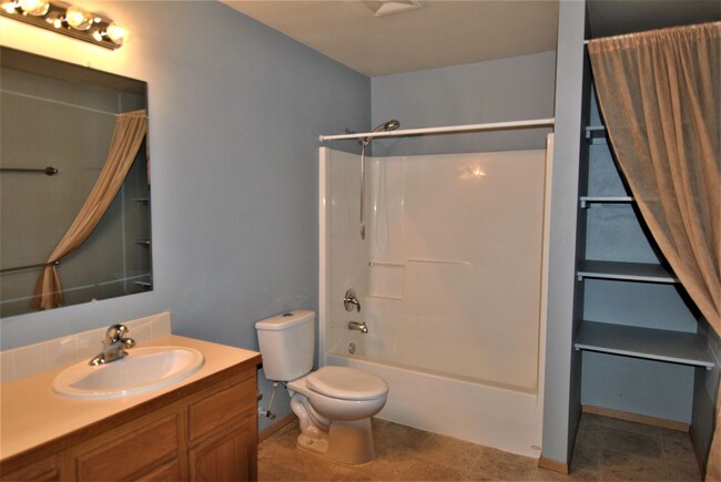 Foto del edificio - Two Bedroom & One Bathroom Condo