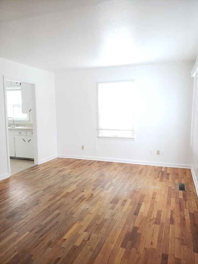 Building Photo - Pet Friendly 2 Bedroom Home Available Soon!