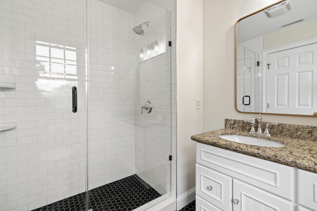 Ejemplo de acabado de baño principal - 100 Castle Ave