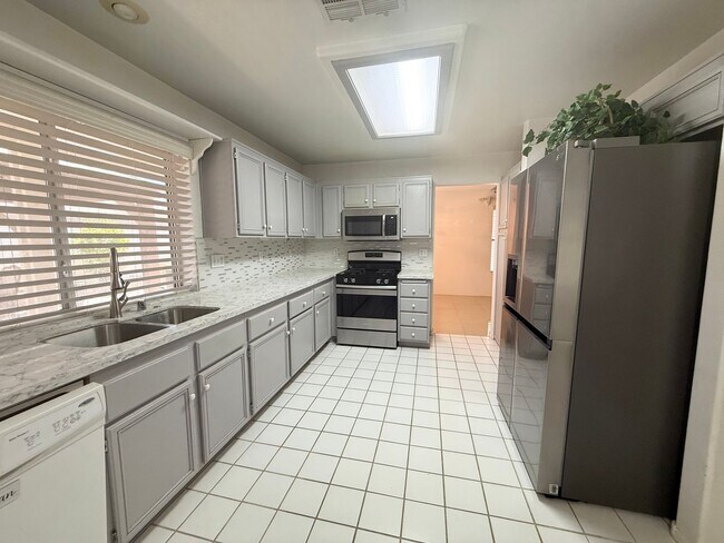 Foto del edificio - Spacious 4-Bedroom Home with 3-Car Garage in Orchards of Las Vegas