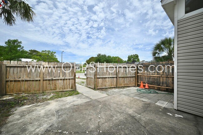 Foto del edificio - 1209 Quail Lake Blvd