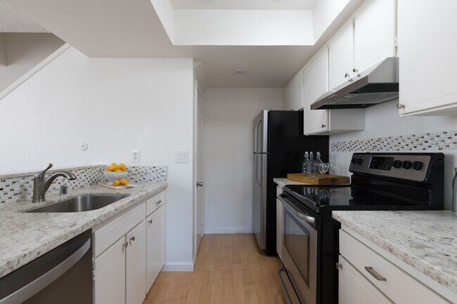 Kitchen - 811 Villa Ln