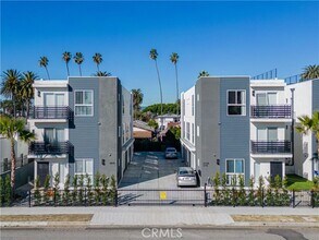 Building Photo - 2733 S La Brea Ave