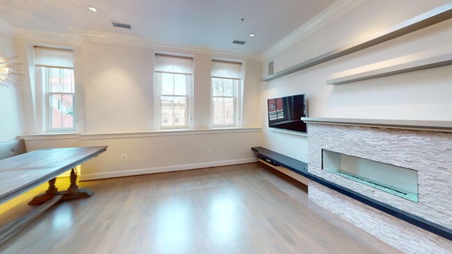 Foto del edificio - Top Floor Logan Circle Two Bedroom Apartme...