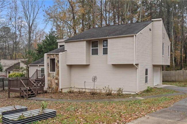 Building Photo - 2400 Salem Dr