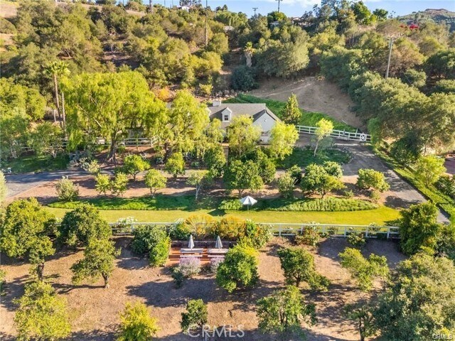 Building Photo - 3945 Pala Mesa Dr