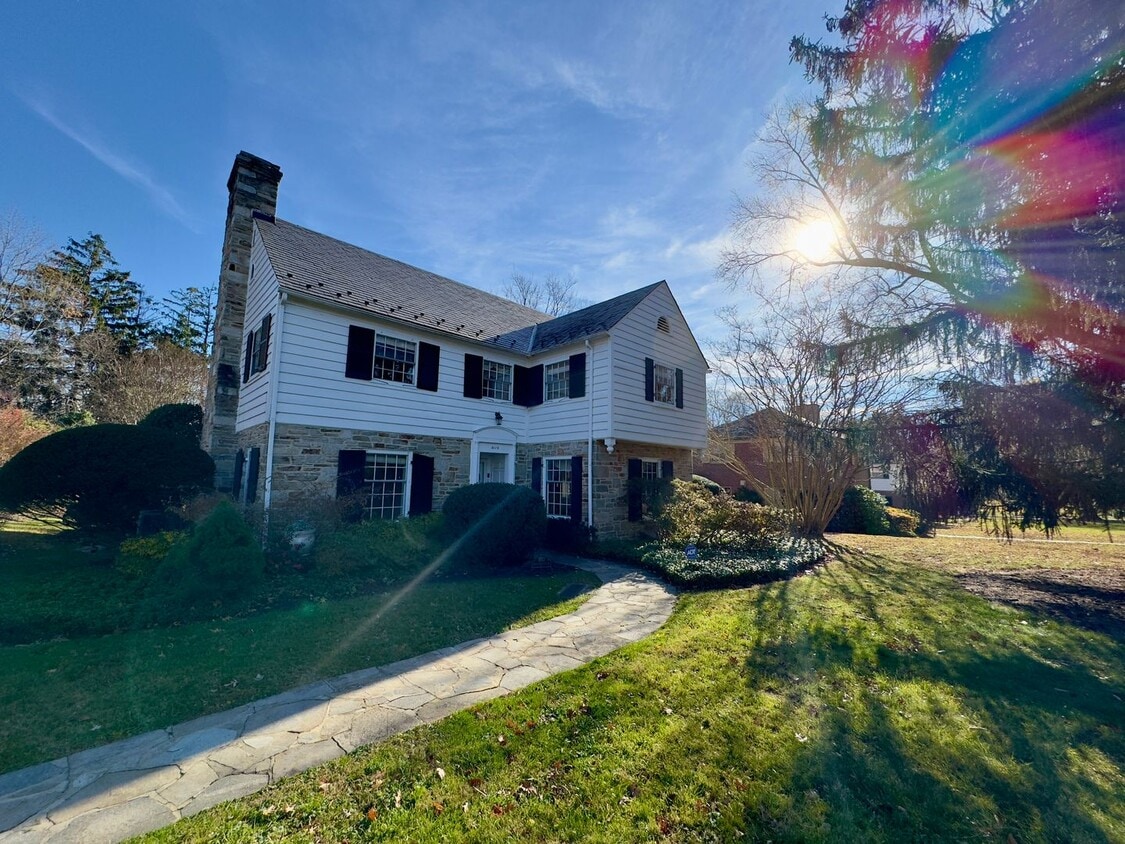 Foto principal - Charming 4 Bedroom/3.5 Bathroom Detached Home in Homeland, MD!