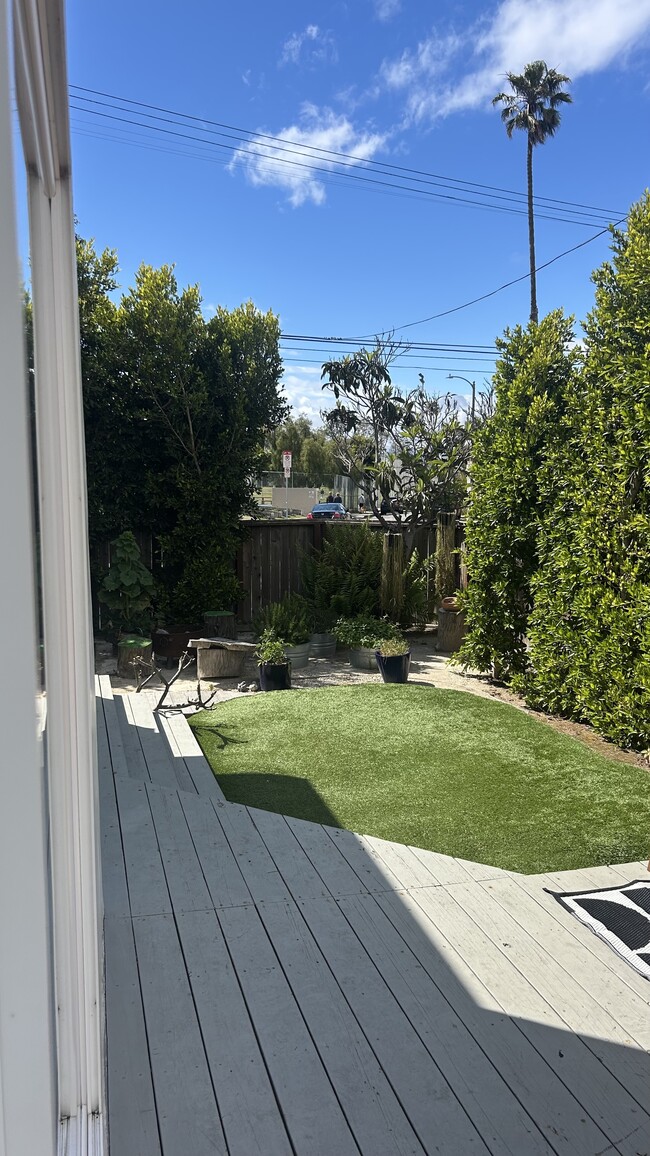 Building Photo - 1403 Oakwood Ave